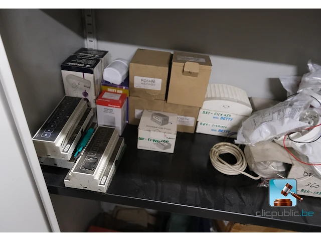 Set van metalen kasten met inhoud - afbeelding 31 van  35