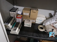 Set van metalen kasten met inhoud - afbeelding 31 van  35