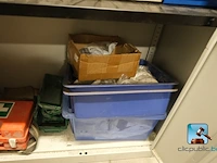 Set van metalen kasten met inhoud - afbeelding 32 van  35
