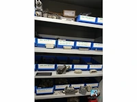 Set van metalen kasten met inhoud - afbeelding 33 van  35