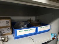 Set van metalen kasten met inhoud - afbeelding 35 van  35