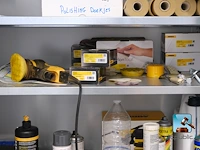 Set van metalen kasten met inhoud - afbeelding 2 van  16