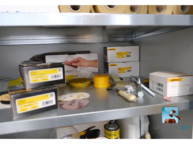 Set van metalen kasten met inhoud - afbeelding 6 van  16