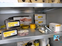 Set van metalen kasten met inhoud - afbeelding 6 van  16