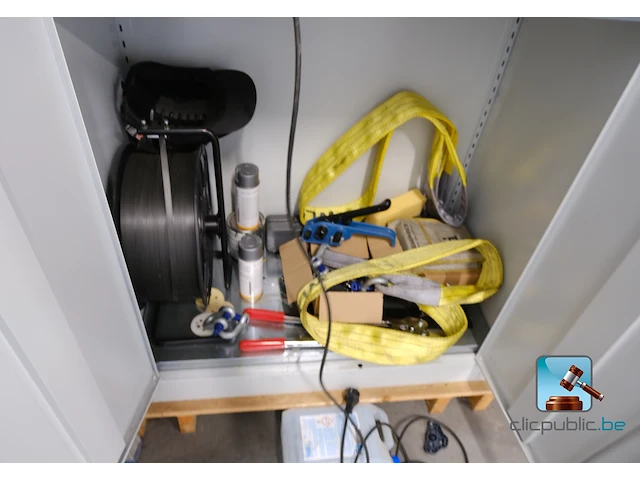 Set van metalen kasten met inhoud - afbeelding 8 van  16