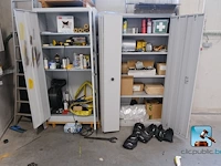Set van metalen kasten met inhoud - afbeelding 1 van  16