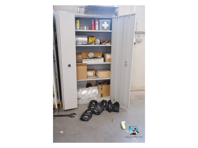 Set van metalen kasten met inhoud - afbeelding 9 van  16