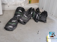 Set van metalen kasten met inhoud - afbeelding 10 van  16