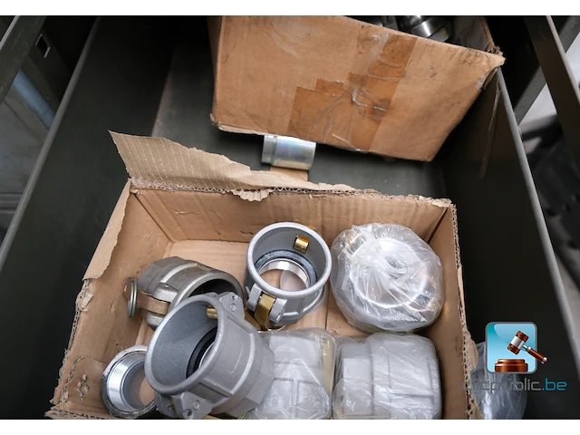 Set van metalen kasten met inhoud - afbeelding 5 van  9