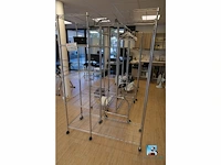 Set van planken en kledingrek met inhoud - afbeelding 3 van  10