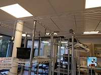 Set van planken en kledingrek met inhoud - afbeelding 6 van  10