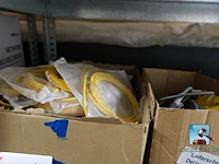 Set van rekken met inhoud - afbeelding 18 van  18