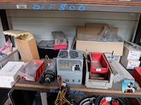 Set van rekken met inhoud - afbeelding 2 van  16