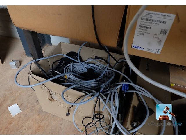 Set van rekken met inhoud - afbeelding 5 van  16