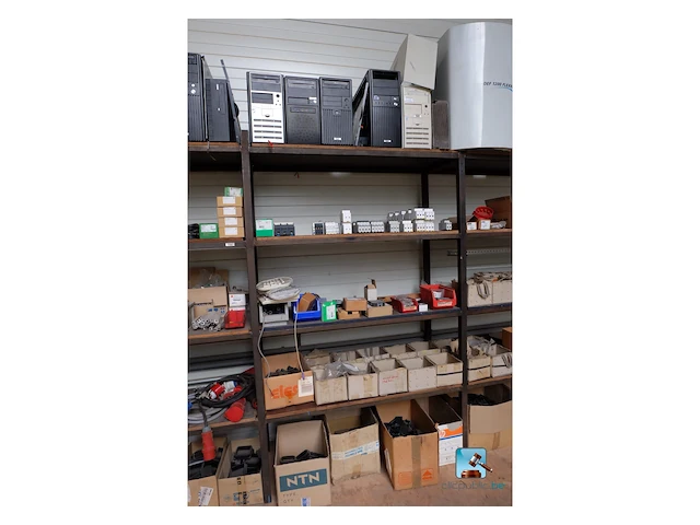 Set van rekken met inhoud - afbeelding 11 van  16