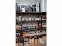 Set van rekken met inhoud - afbeelding 11 van  16