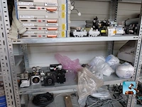 Set van rekken met inhoud - afbeelding 3 van  16