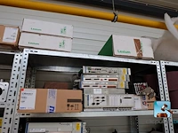 Set van rekken met inhoud - afbeelding 4 van  16