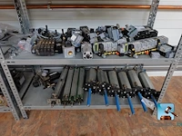 Set van rekken met inhoud - afbeelding 8 van  16