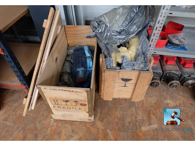 Set van rekken met inhoud - afbeelding 10 van  16