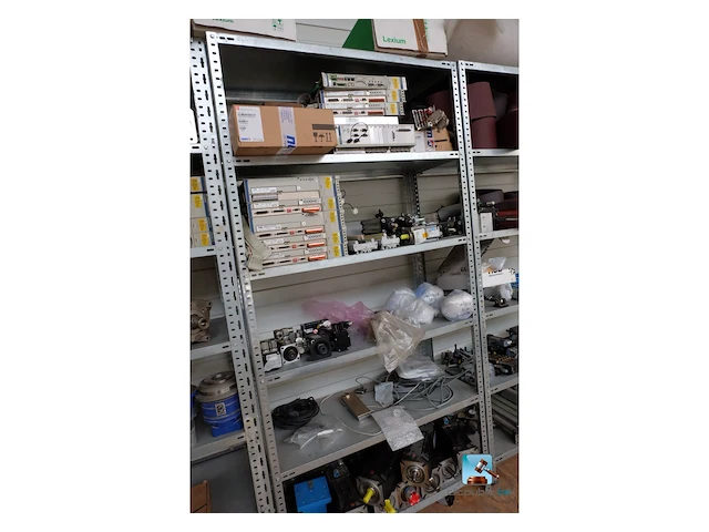Set van rekken met inhoud - afbeelding 15 van  16