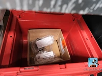 Set van rekken met inhoud - afbeelding 3 van  13