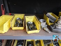 Set van rekken met inhoud - afbeelding 5 van  18