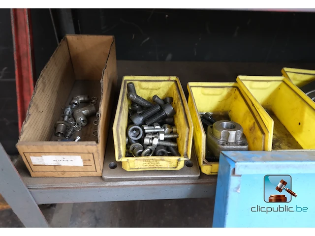 Set van rekken met inhoud - afbeelding 6 van  18