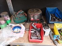 Set van rekken met inhoud - afbeelding 12 van  18