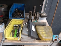Set van rekken met inhoud - afbeelding 13 van  18