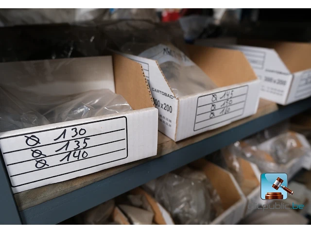 Set van rekken met inhoud - afbeelding 5 van  51