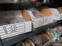Set van rekken met inhoud - afbeelding 5 van  51