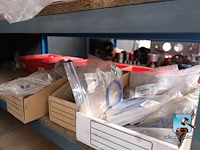 Set van rekken met inhoud - afbeelding 10 van  51