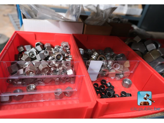 Set van rekken met inhoud - afbeelding 14 van  51