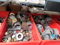 Set van rekken met inhoud - afbeelding 15 van  51