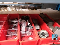 Set van rekken met inhoud - afbeelding 18 van  51