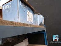 Set van rekken met inhoud - afbeelding 22 van  51