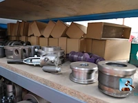 Set van rekken met inhoud - afbeelding 26 van  51