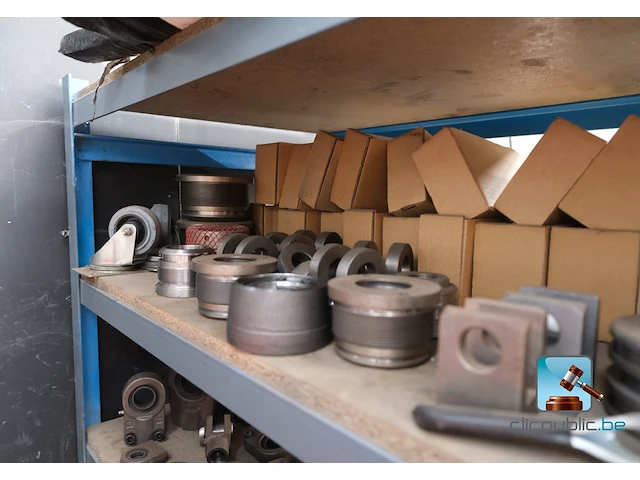Set van rekken met inhoud - afbeelding 27 van  51