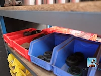 Set van rekken met inhoud - afbeelding 31 van  51
