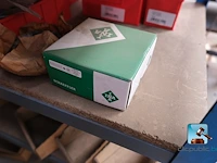 Set van rekken met inhoud - afbeelding 33 van  51