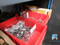 Set van rekken met inhoud - afbeelding 36 van  51