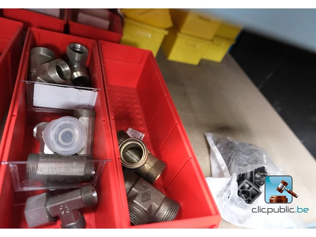 Set van rekken met inhoud - afbeelding 44 van  51