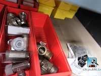 Set van rekken met inhoud - afbeelding 44 van  51