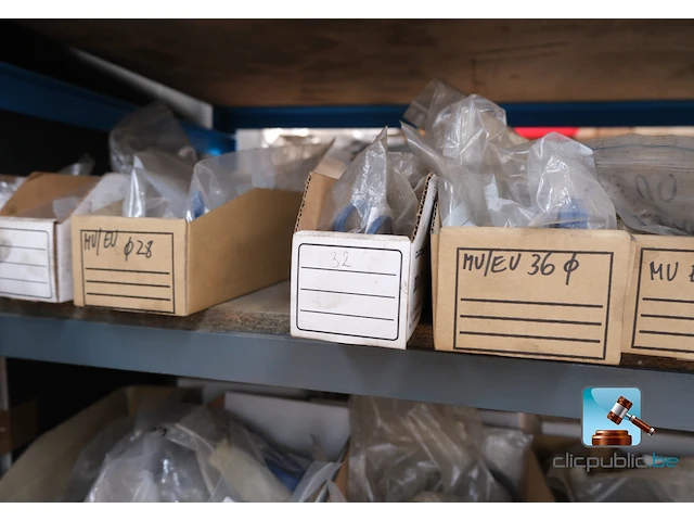 Set van rekken met inhoud - afbeelding 34 van  51