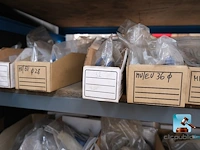 Set van rekken met inhoud - afbeelding 34 van  51