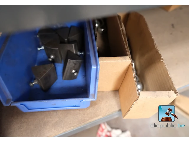 Set van rekken met inhoud - afbeelding 46 van  51