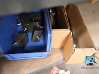 Set van rekken met inhoud - afbeelding 46 van  51