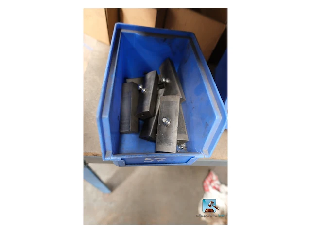 Set van rekken met inhoud - afbeelding 47 van  51