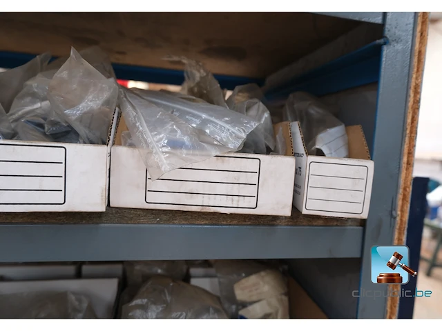 Set van rekken met inhoud - afbeelding 45 van  51
